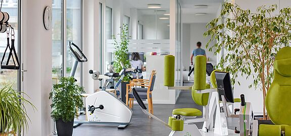 Verschiedene Trainingsgeräte im Physiofit Schönbühl für körperliche Aktivierung und Rehabilitation.